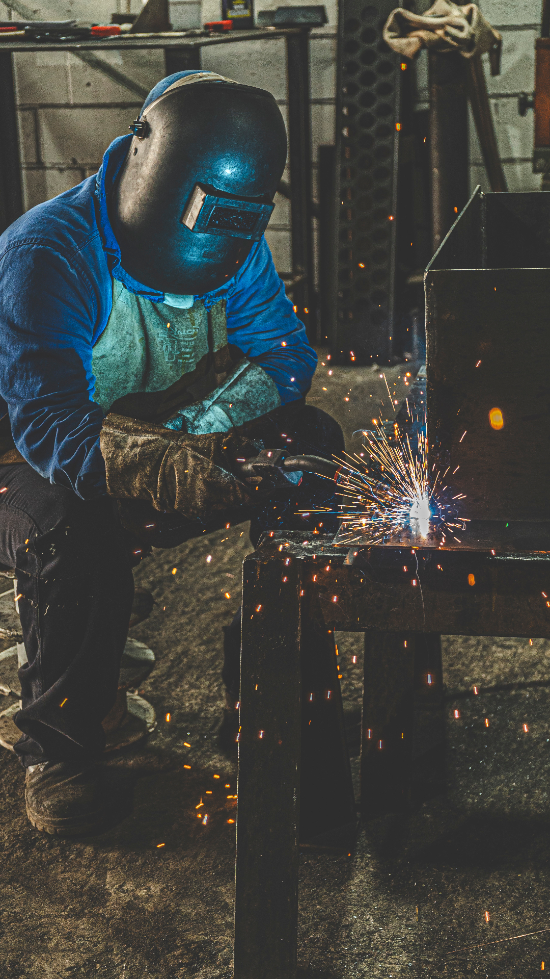 Soldagem industrial com faíscas e precisão técnica