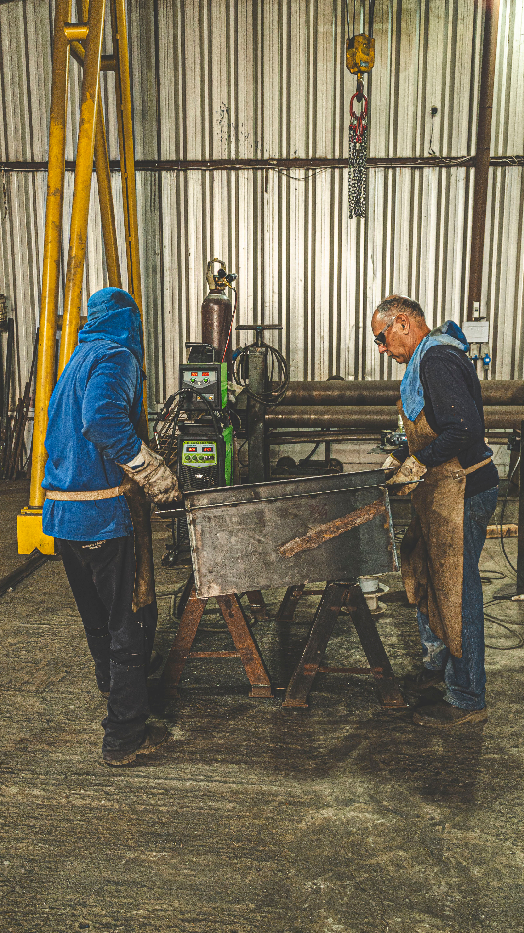 Equipe trabalhando em projeto de caldeiraria industrial
